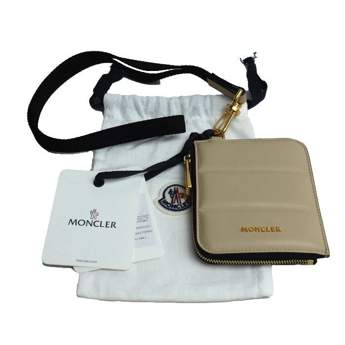 MONCLER モンクレール FLAT WALLET SMALL 二つ折り財布 コンパクトウォレット ベージュ I109B6C00001 M3043  ショルダーストラップ付 ユニセックス – 古恵良質店